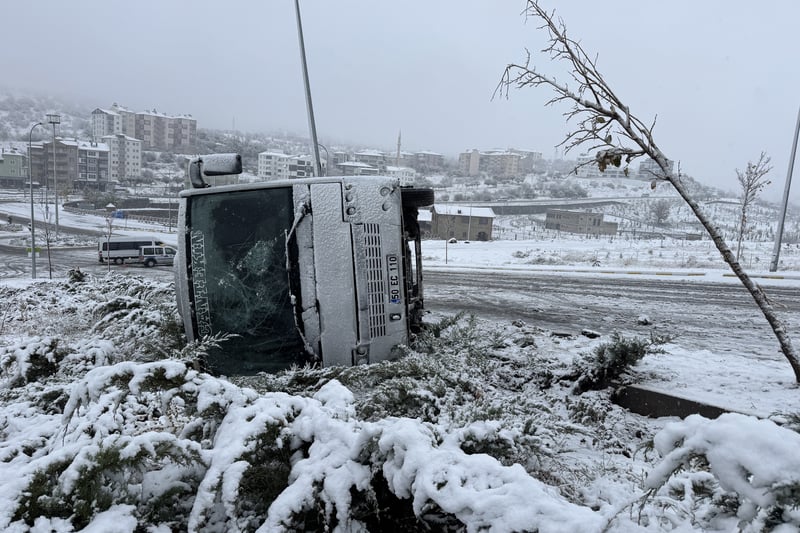Nevşehir’de işçi servisi devrildi: Sürücü ve 13 işçi yaralandı