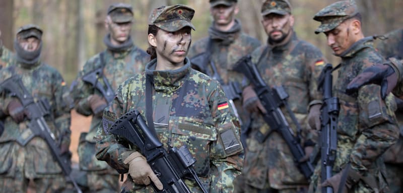 Dann trifft die Bundeswehr-Gruppe auf einen überlegenen Gegner, Rauchgranaten fliegen