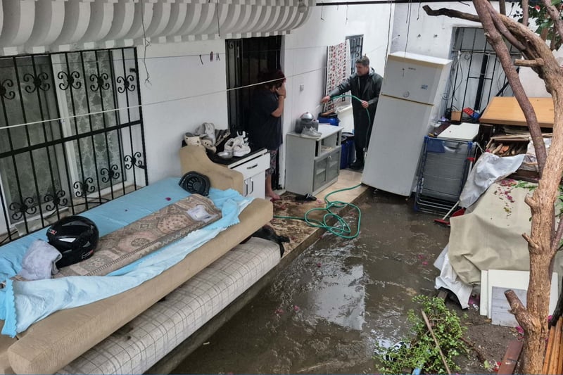 Bodrum'da sağanak: Evleri ve yolları su bastı