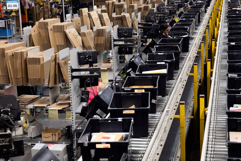 Dentro de la maquinaria del Black Friday: hasta 600.000 paquetes al día en el mayor centro robotizado de Amazon en España