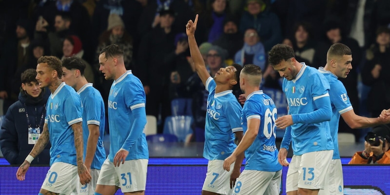 <p>Conte ritrova Neres e scopre Lang: il Napoli spazza via l'Atalanta di Palladino e torna primo</p>