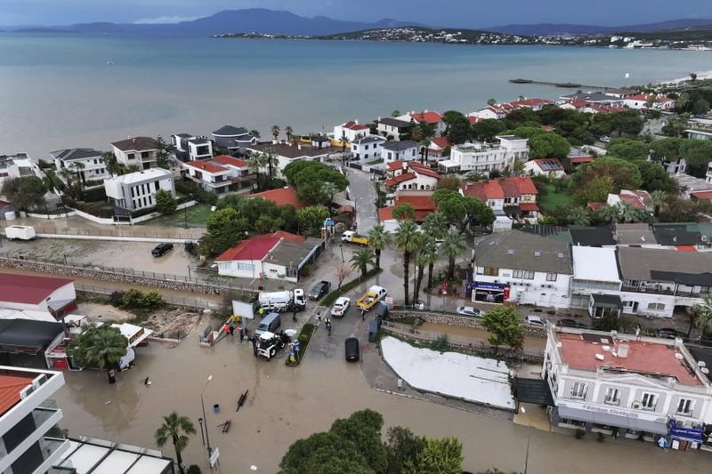 İzmir'in Çeşme ilçesinde sağanak hayatı olumsuz etkiliyor: Yollarda su birikintileri oluştu; bazı araçlar mahsur kaldı