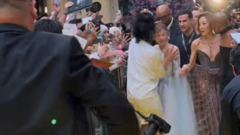 Ariana Grande rushed by red carpet intruder at film premiere