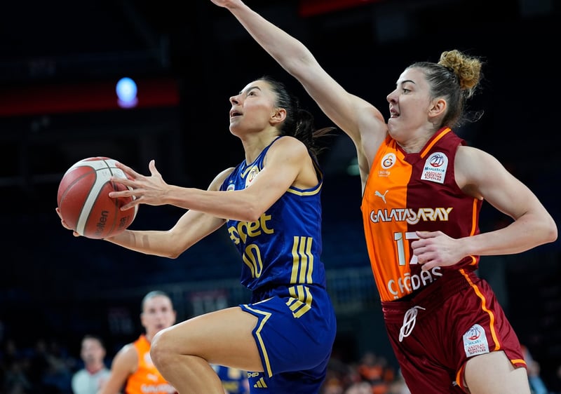 Fenerbahçe Opet derbide Galatasaray Çağdağ Faktoring'i  deplasmanda yendi