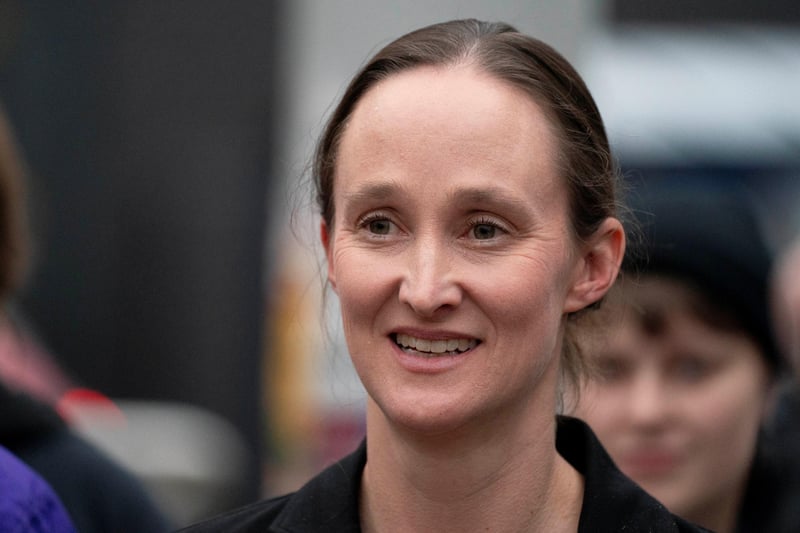 Novice en politique, socialiste activiste : qui est Katie Wilson, la nouvelle maire de Seattle ?