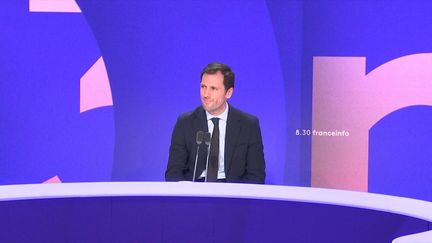 Calendrier parlementaire, place de l'écologie dans le budget, relations avec les socialistes... Le "8h30 franceinfo" de Mathieu Lefèvre