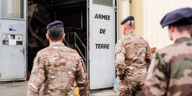 A gauche, derrière le service militaire, des fractures toujours vives sur la guerre