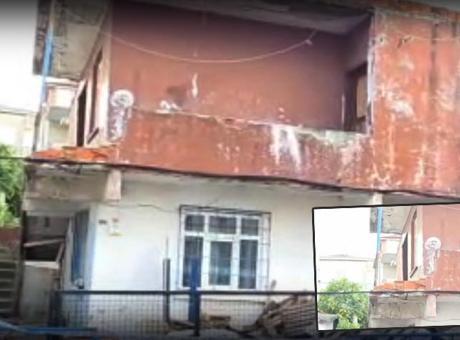 Kocaeli'de balkon duvarının bir bölümü yıkılan 2 katlı bina boşaltıldı