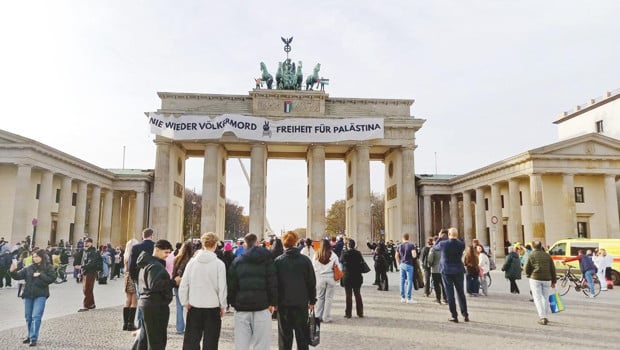 Brandenburg Kapısı’na Filistin bayrağı