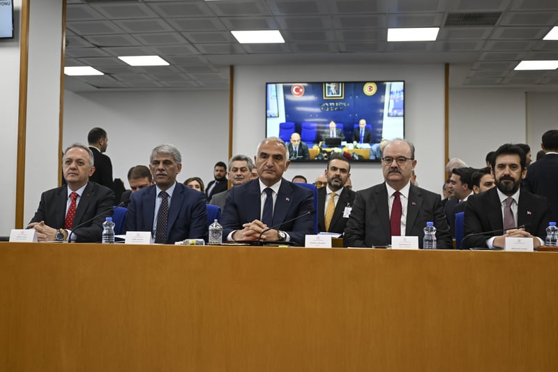 DEM Parti’li Sayyiğit’in Devlet Tiyatroları eleştirisine Tamer Karadağlı gülerek karşılık verdi