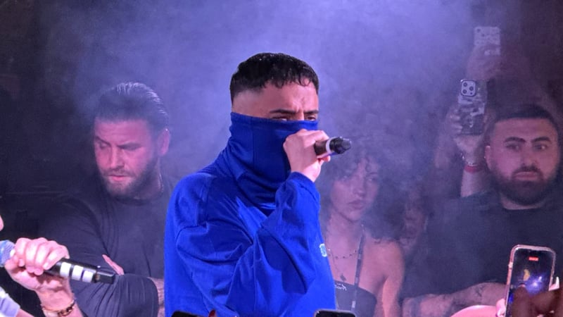 Das Gesicht blieb verborgen - So lief Haftbefehls 18-Minuten-Konzert