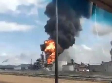SON DAKİKA HABERLER: Venezuela'da petrol tesisinde şiddetli patlama! Bölgeden alevler yükseliyor