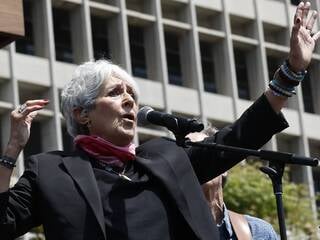 « L’espoir est un muscle qu’il faut exercer » : Joan Baez, éternelle voix militante, se livre dans des poèmes intimes