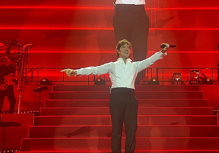 Un David Bisbal muy navideño conquista el sold out en Miribilla