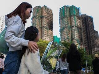 EN IMAGES. Trois jours après l’incendie géant à Hong Kong, l’heure du deuil et du recueillement