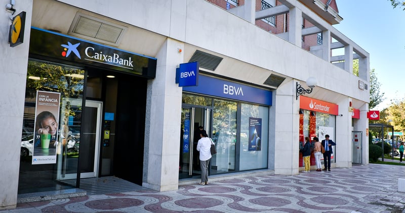CaixaBank e Ibercaja abaratan sus hipotecas a contracorriente del sector
