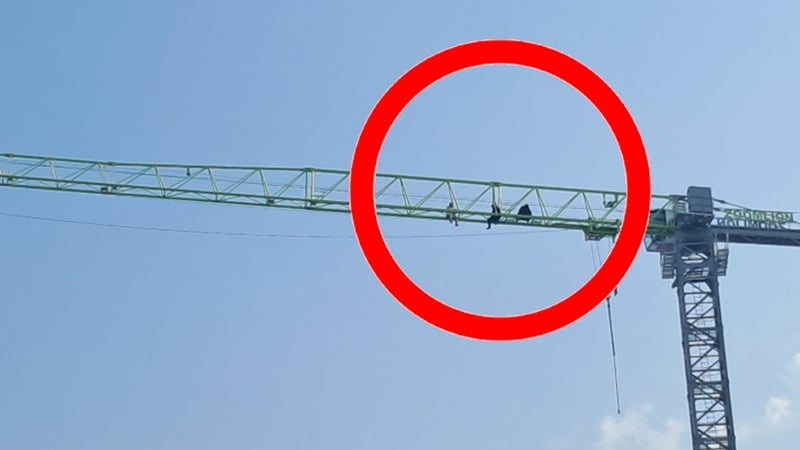 24 saati aşkın süre vinçte eylem yaptılar!