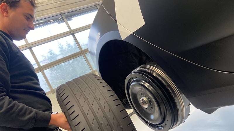 Tesla mit Radnabenmotor von DeepDrive - Hier dreht sich die Auto-Zukunft!