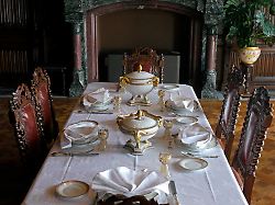 Von Kriegen, Sex und Untergang : Was "Lázár" mit "White Lotus" verbindet