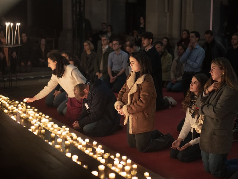 Commémorations du 13-Novembre : dans une église près du Bataclan, une veillée pour apporter « consolation »