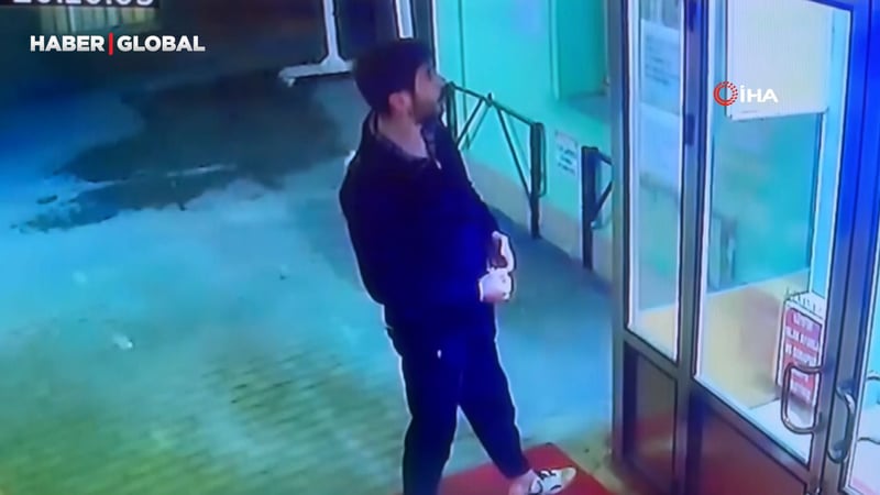 Cami kapısını yumruklayan şahsın saldırı anları güvenlik kamerasında