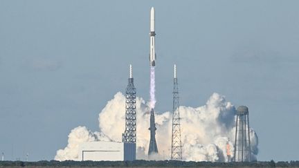 Blue Origin, l'entreprise spatiale de Jeff Bezos, réalise une prouesse en réussissant à récupérer le propulseur de sa grande fusée