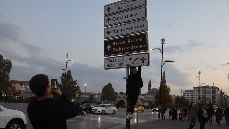 Tabela çılgınlığı akımı Ankara'dan Sivas'a sıçradı: "Güzel Sivas'ımızı böyle temsil ediyoruz"