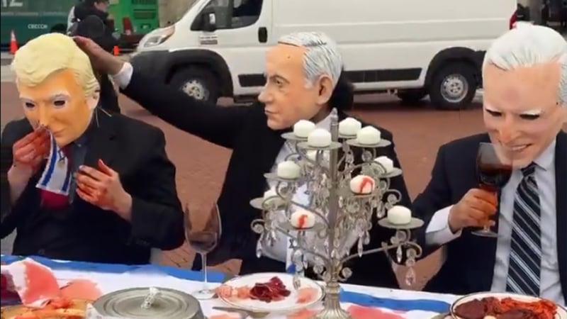 Gazze katliamına kanlı sofra protestosu... Netanyahu ve destekçilerine tepki gösterdiler