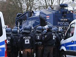 Protest-Blockade rund um Gießen: Parteichefs steckten fest: AfD-Kongress startet mit zwei Stunden Verspätung