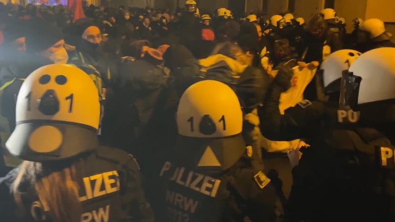 Proteste gegen AfD-Jugend - Wildes Gerangel zwischen Polizei und Demonstranten