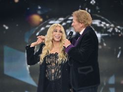 Buhrufe und Getuschel in München: Gottschalk irritiert bei Bambi-Verleihung an Cher