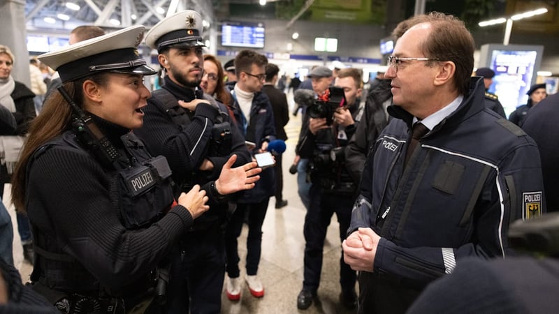 Innenminister bei Polizei-Kontrolle - So will Dobrindt unsere Bahnhöfe sicherer machen