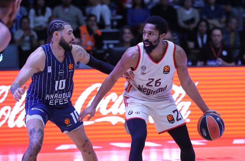 Anadolu Efes Bayern Münih'i Antalya'da devirdi