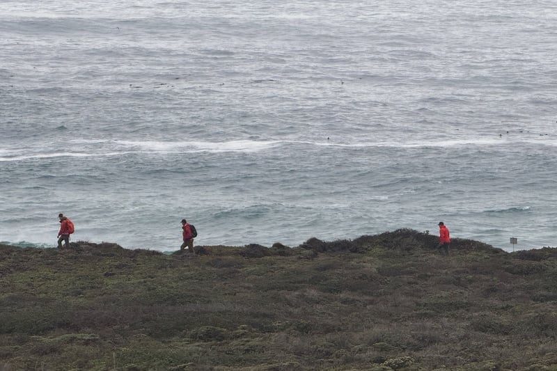 Dad dies and 5-year-old daughter missing after huge waves pull them off beach on California coast