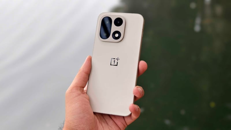 The OnePlus 15 Solves Battery Anxiety But Trips Over Familiar Flaws