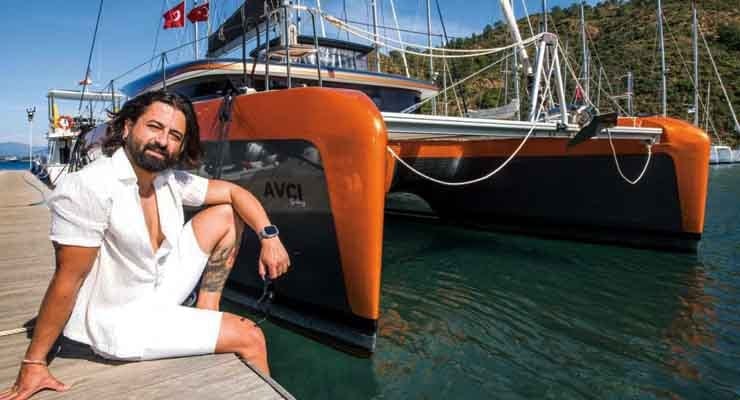 İstanbul'u terk edip Göcek'e yerleşen Koray Avcı tezgâhta karpuz satıyor