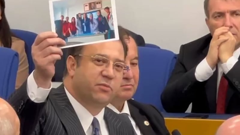 Kars'ta şaşırtan görüntü: AK Parti Kadın Kolları Başkanı okulda derse giriyor, teneffüste kantin işletiyor