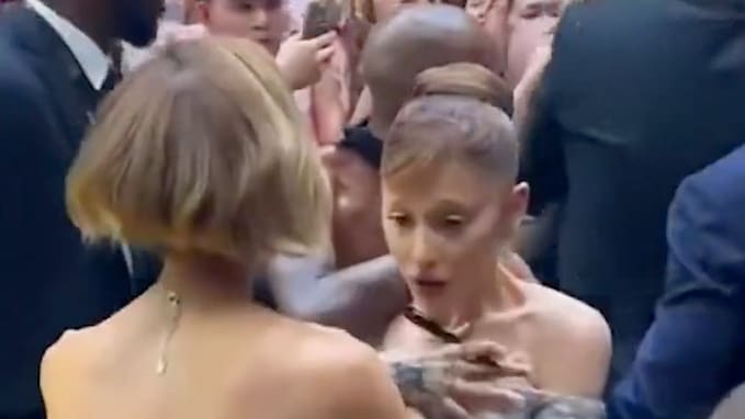 Bei Film-Premiere - Fan-Attacke auf Ariana Grande