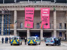 Protest gegen neue AfD-Jugendorganisation: Klimaschützer seilen sich vom Dach des Berliner Olympiastadions ab