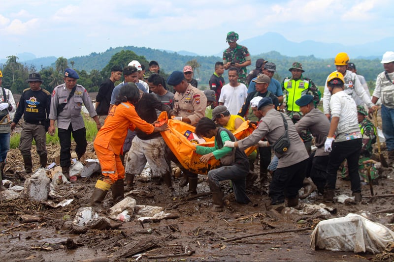 Endonezya'da toprak kaymasında ölüm artıyor: Hayatını kaybeden kişi sayısı 30'a çıktı