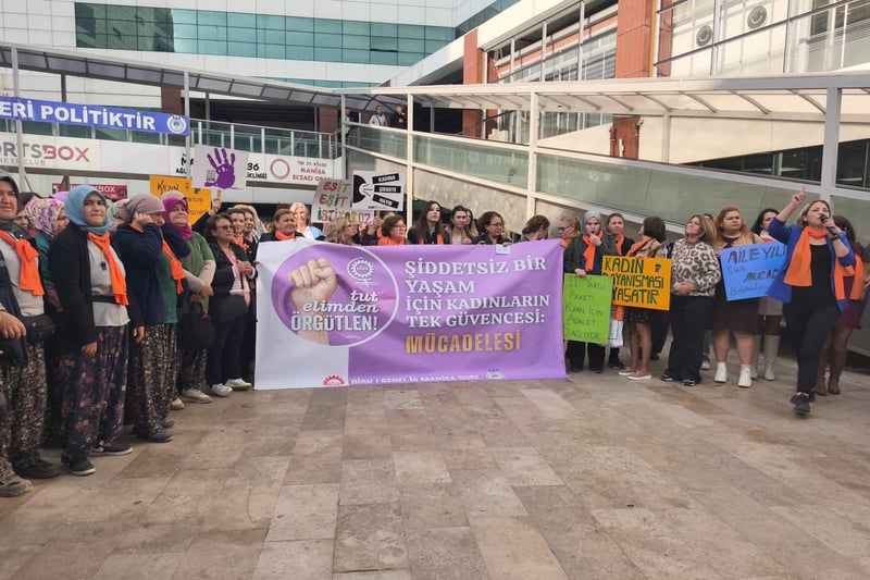 Manisa’da kadın emekçiler şiddete karşı panelde buluştu: “Kadınların tek güvencesi mücadeledir”
