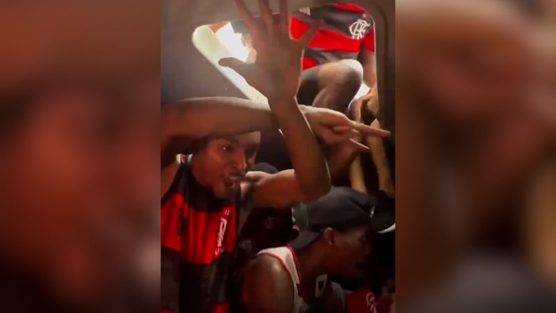 Blutige Randale - Fanatische Fans stürmen plötzlich den Team-Bus