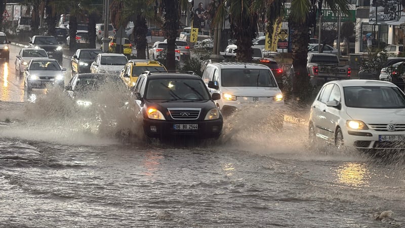 Aniden sağanak bastırdı, Bodrum sokakları göle döndü