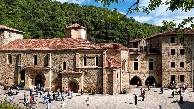 El Camino Lebaniego, un itinerario histórico por descubrir entre el mar y la montaña hasta un monasterio jubilar