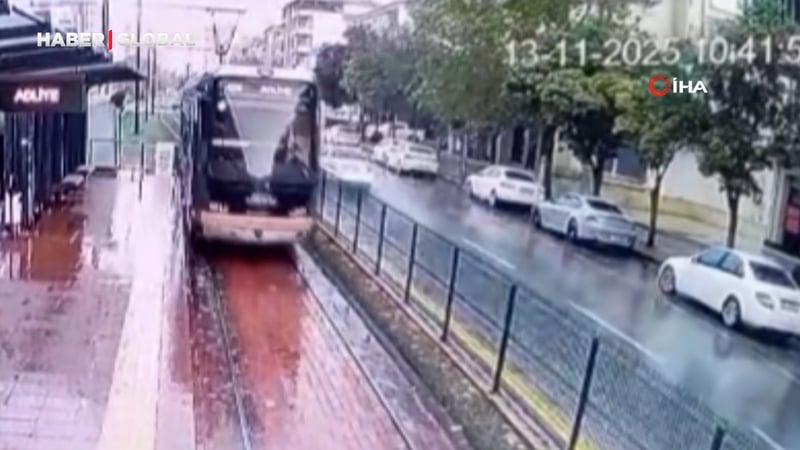 Gaziantep'te tramvaya yıldırım isabet etme anı kamerada