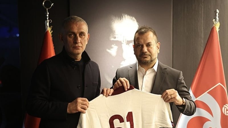 Trabzonspor Başkanı Ertuğrul Doğan TFF Başkanı İbrahim Hacıosmanoğlu’na forma hediye etti