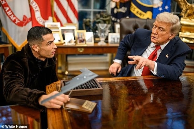 Donald Trump'tan Cristiano Ronaldo'ya tarihe geçen hediye