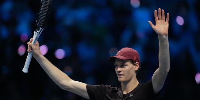 Jannik Sinner signe sa 30ᵉ victoire d’affilée sur dur indoor et se qualifie pour sa troisième finale au Masters ATP