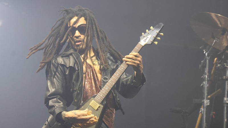 Fan reißt Lenny Kravitz bei Live-Konzert Dreadlocks aus – Sänger reagiert sofort