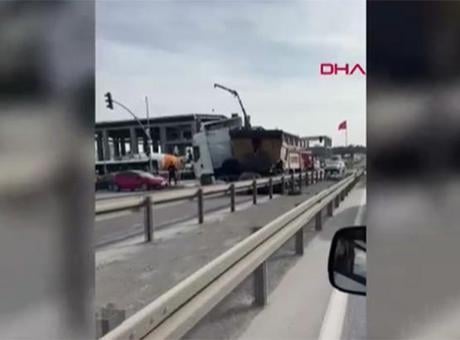 Arnavutköy'de iki kamyon kafa kafaya! Bölgeye çok sayıda ekip sevk edildi